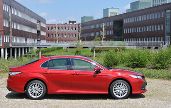 Toyota Camry - Zijkant