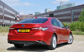 Toyota Camry - Driekwart achter