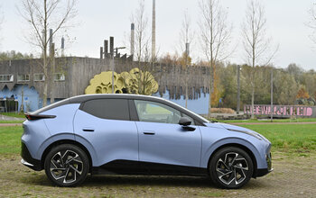 Lynk Co 02 - Zijkant