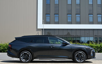 Kia K4 SportsWagon - Zijkant