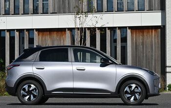 Geely E2 - Zijkant