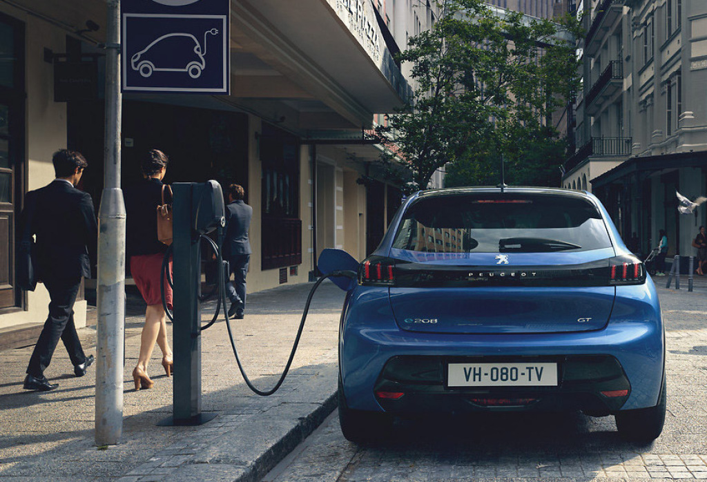 Peugeot e-208