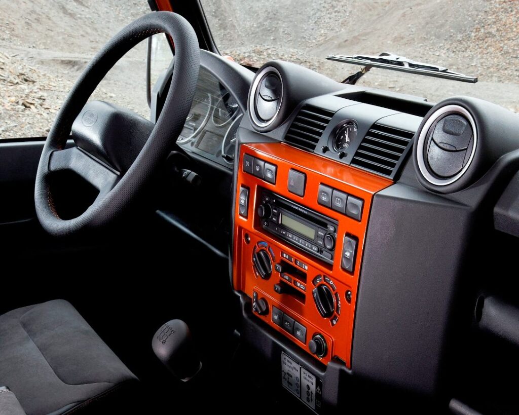 Land Rover Defender (1948 - 2018)