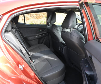 Toyota C-HR+ (Achterin)