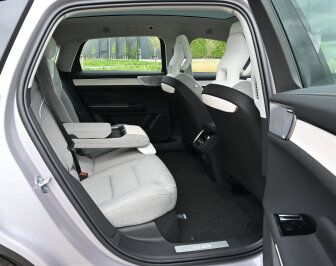 Volvo ES90 (Achterin)