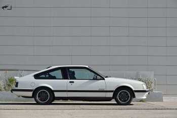 Opel Monza - Zijkant