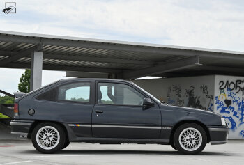 Opel Kadett - Zijkant