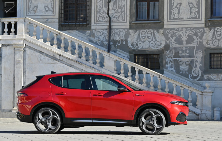 Alfa Romeo Tonale (Zijkant)