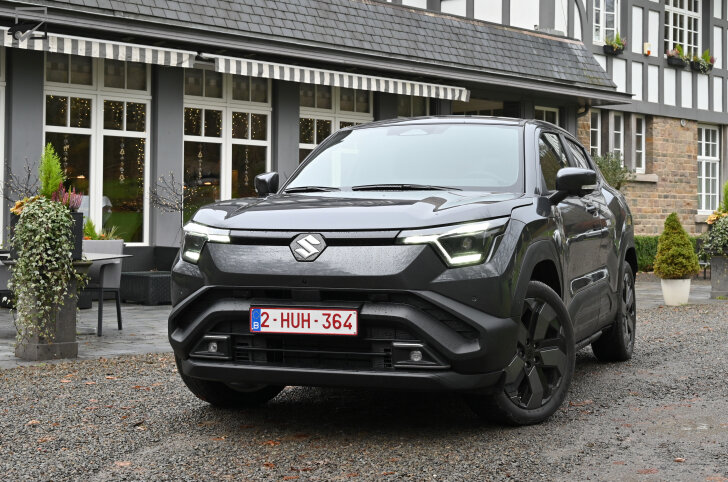 Suzuki e-Vitara (Driekwart voor)