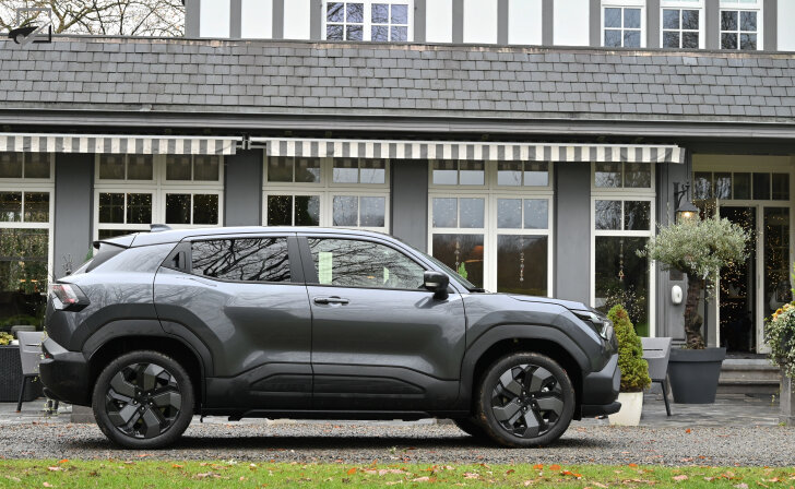 Suzuki e-Vitara (Zijkant)