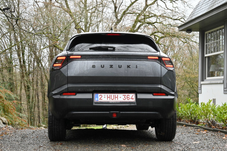 Suzuki e-Vitara (Recht achter)