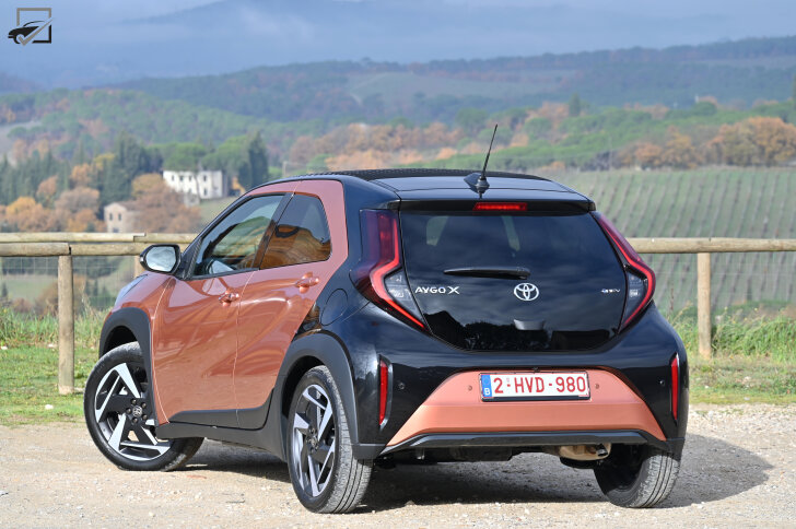 Toyota Aygo X (Driekwart achter)