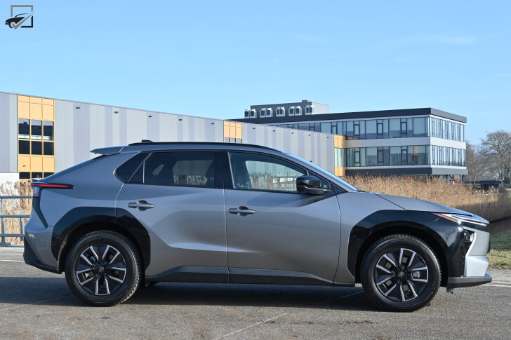 Toyota bZ4X (Zijkant)