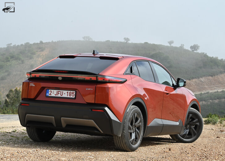 Toyota C-HR+ (Driekwart achter)
