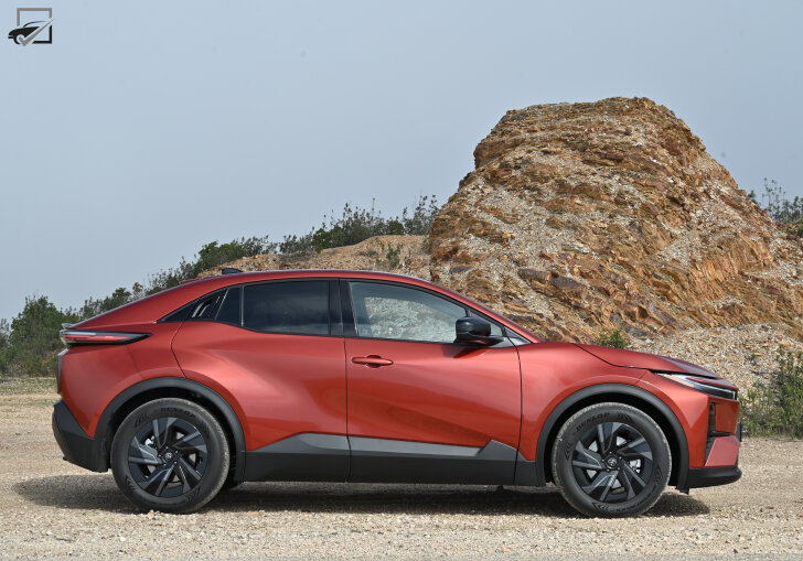 Toyota C-HR+ (Zijkant)