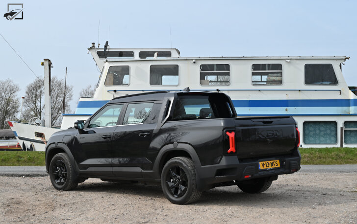 KGM Musso (Schuin achter)