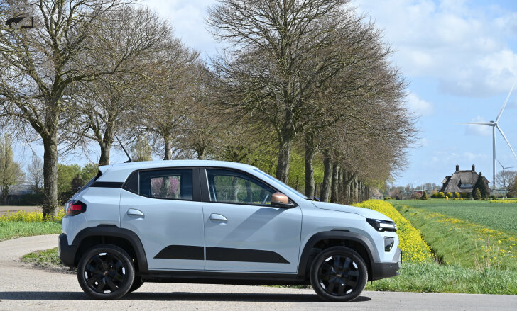 Dacia Spring (Zijkant)