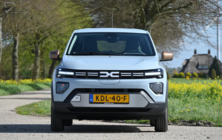 Dacia Spring (Recht voor)