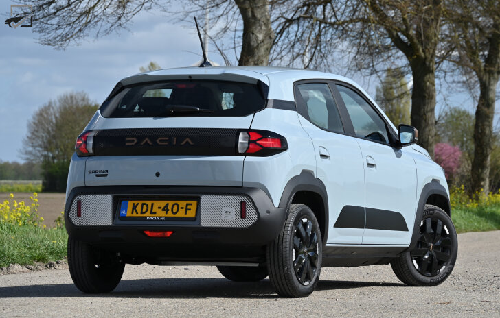 Dacia Spring (Driekwart achter)