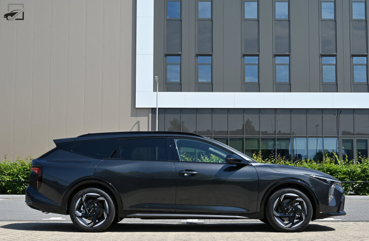 Kia K4 SportsWagon (Zijkant)