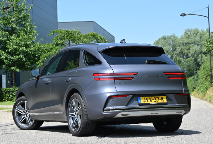 Genesis GV70 (Driekwart achter)