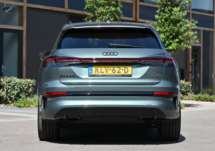 Audi Q4 e-tron Recht achter