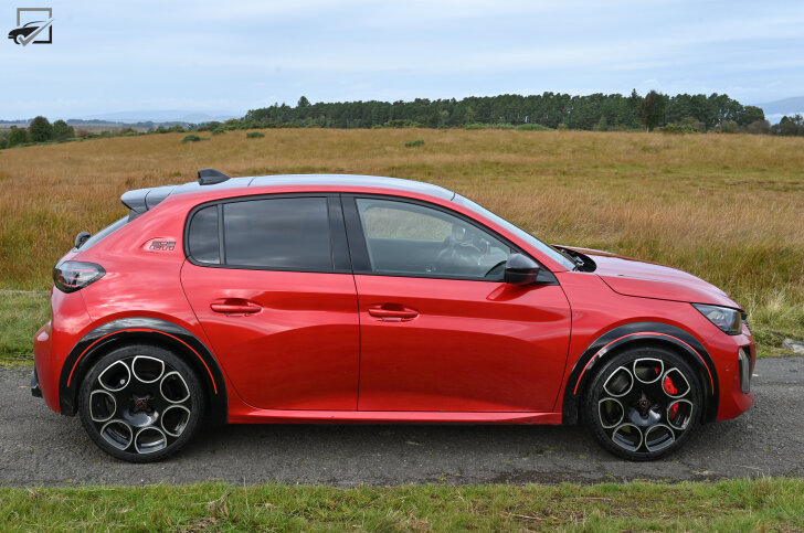 Peugeot e-208 GTI Zijkant