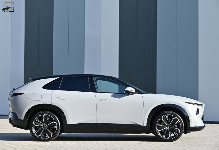 Mazda CX-6e Zijkant