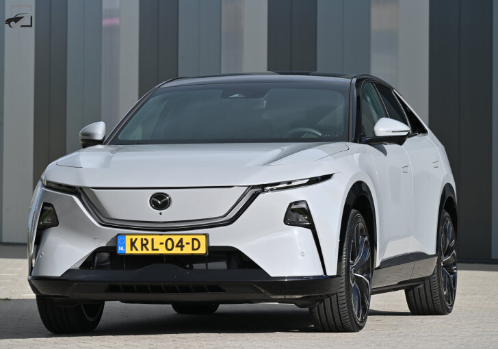 Mazda CX-6e Schuin voor