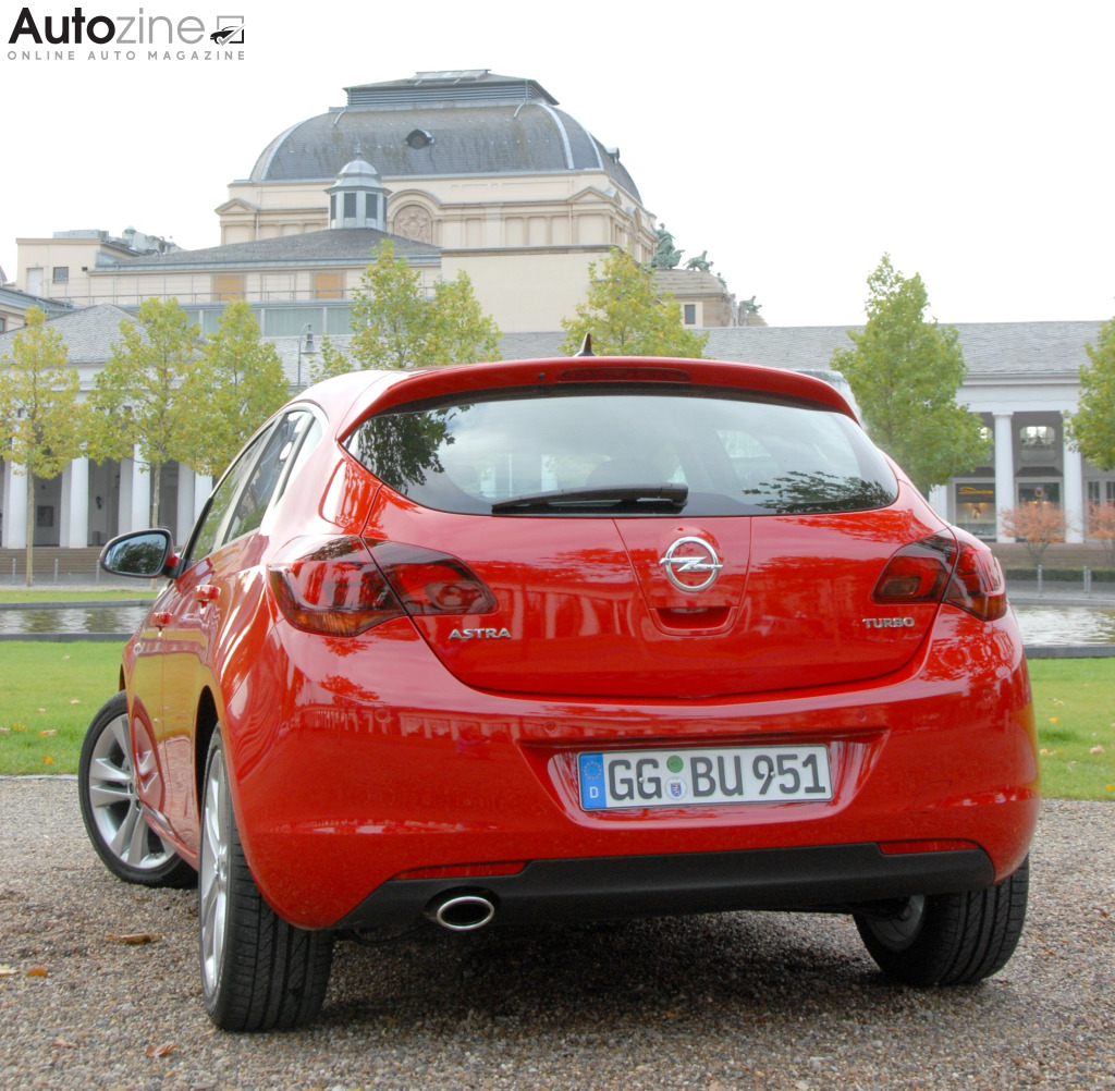 Opel Astra (2009 - 2015) (Driekwart achter hoog)