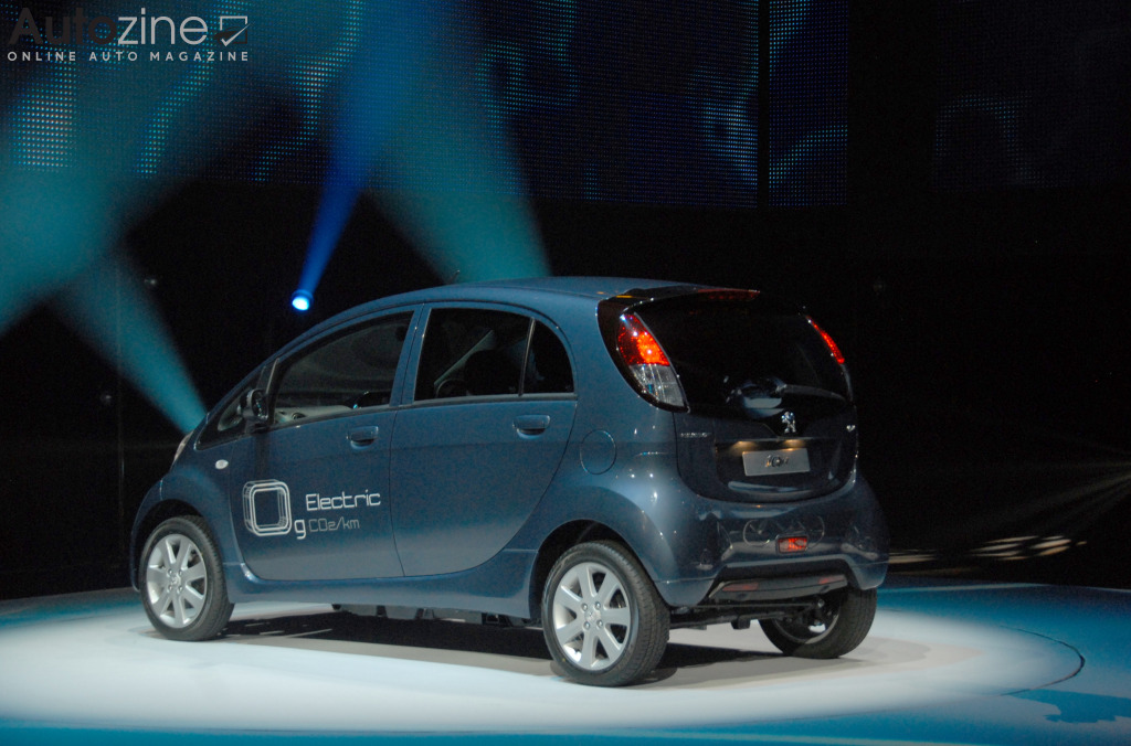 Peugeot in de toekomst (iOn schuin achter)