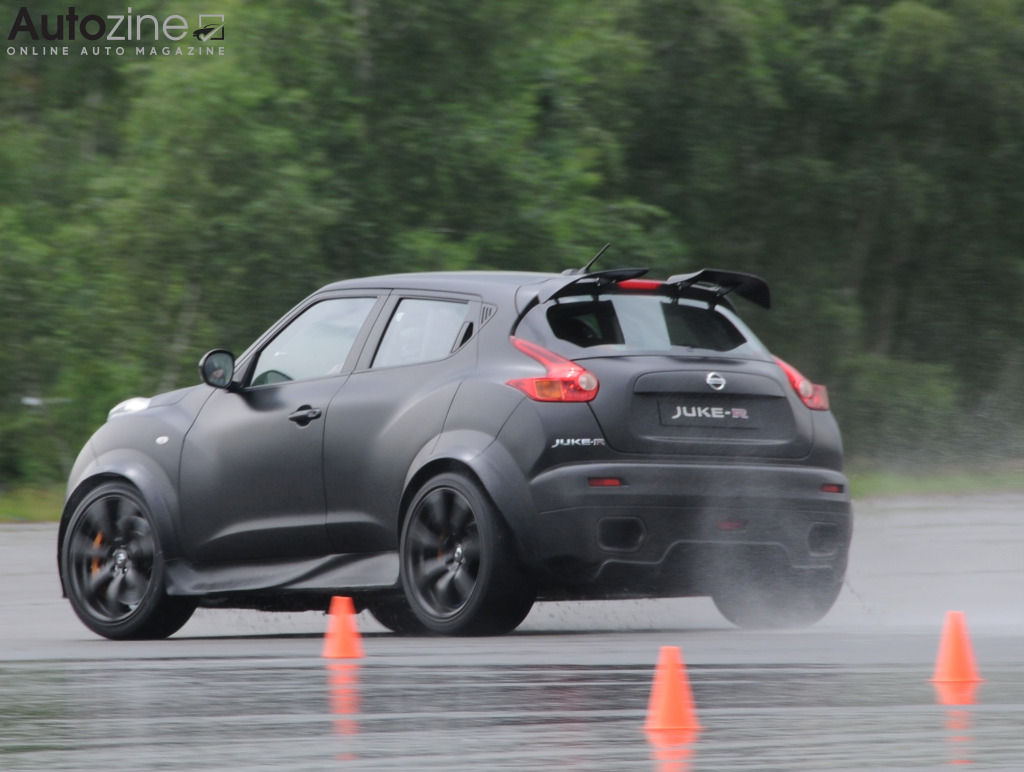 Nissan Juke-R (Driekwart achter)