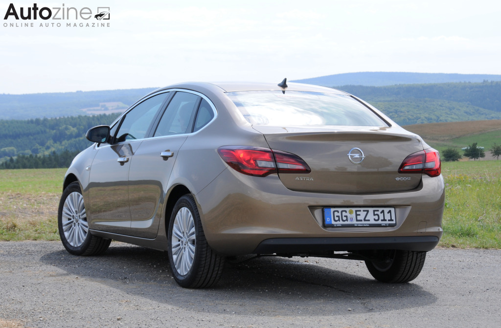 Opel Astra sedan (Driekwart achter)