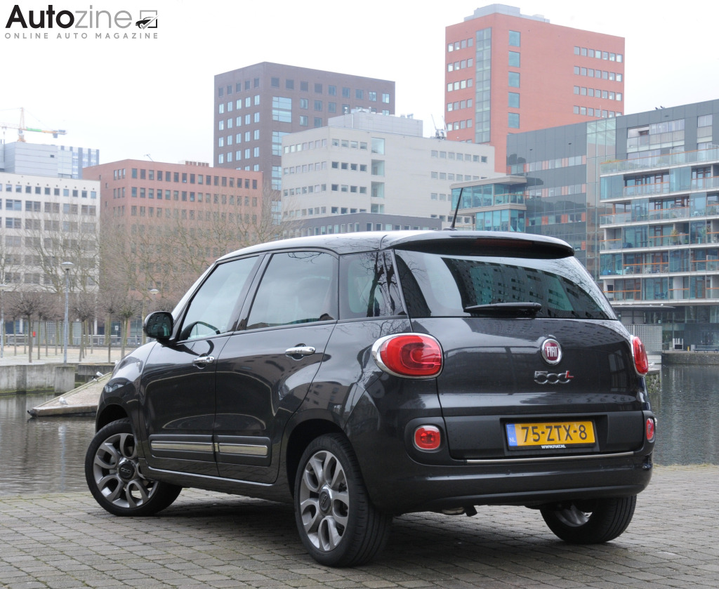 Fiat 500L (Driekwart achter)