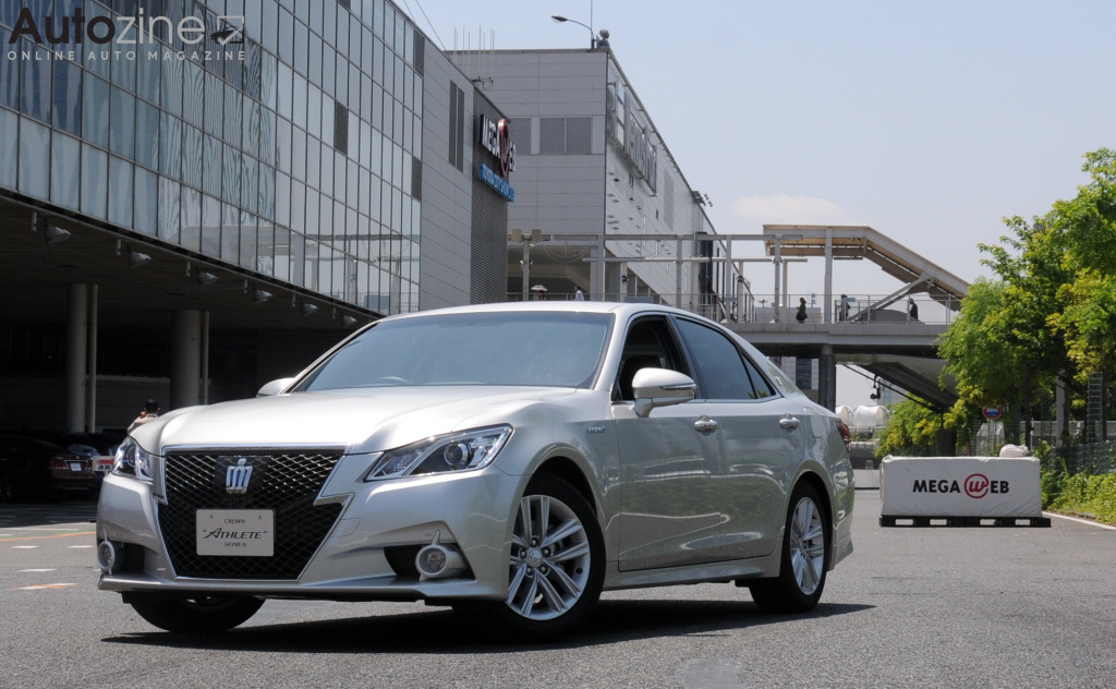 Toyota Mega Web (Toyota Crown driekwart voor hoog)