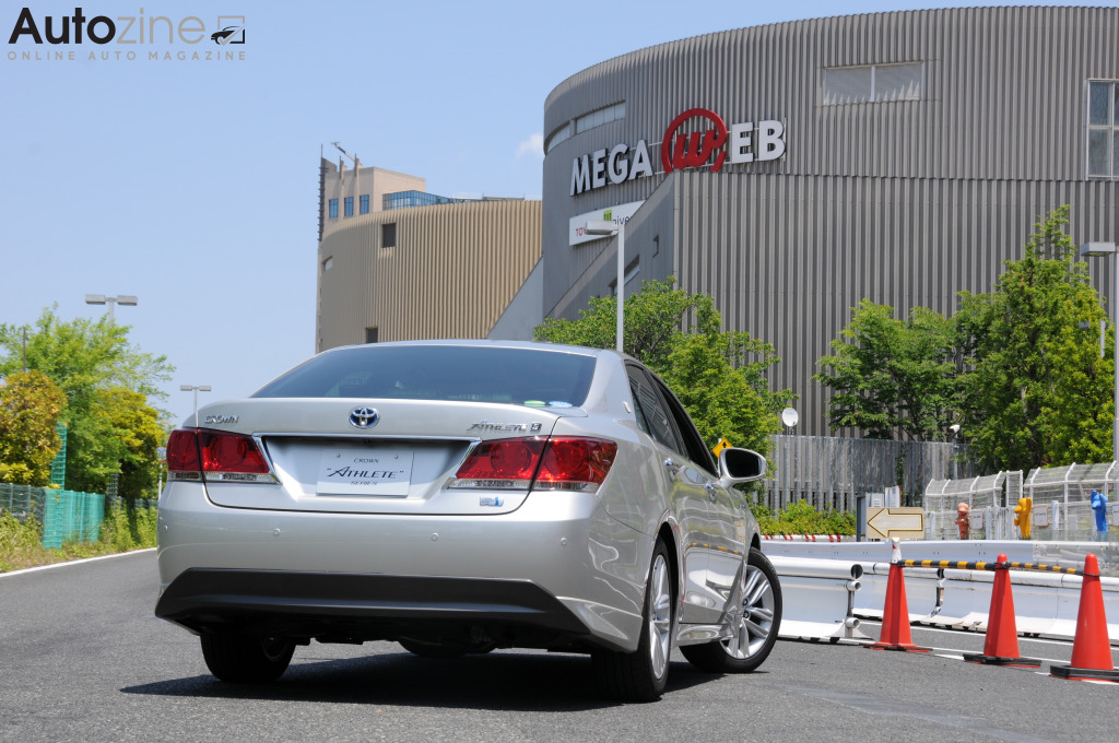 Toyota Mega Web (Toyota Crown driekwart achter)