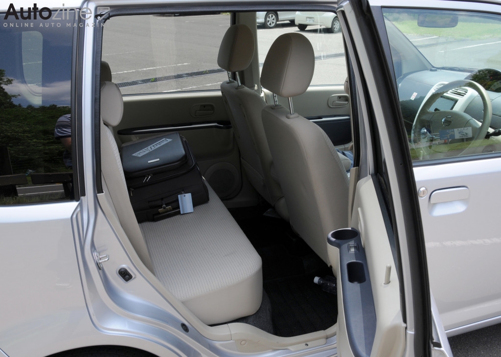 Nissan Otti (Achterin)