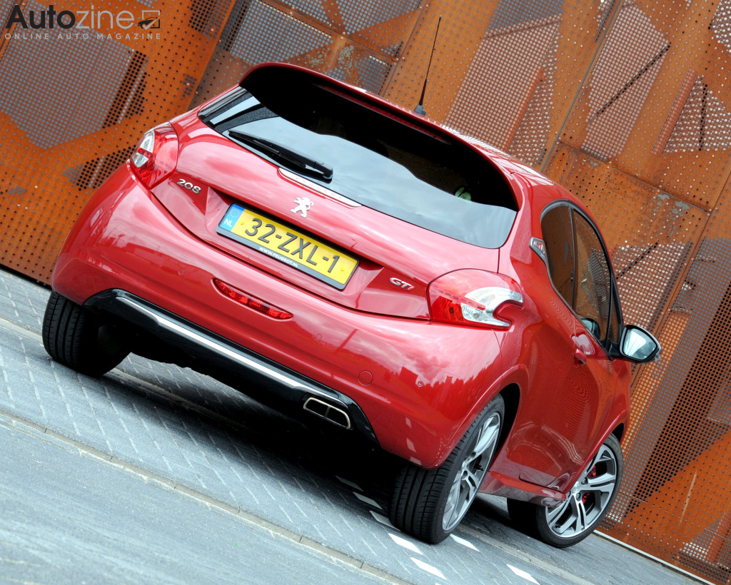 Peugeot 208 GTi (Driekwart achter)