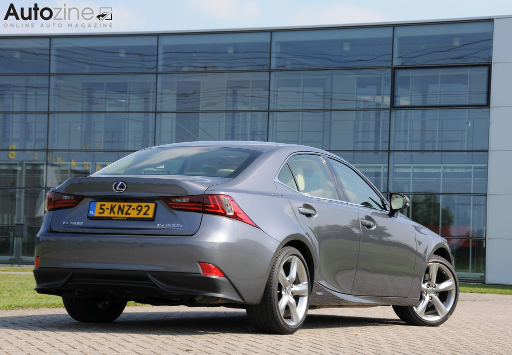 Lexus IS (Driekwart achter)