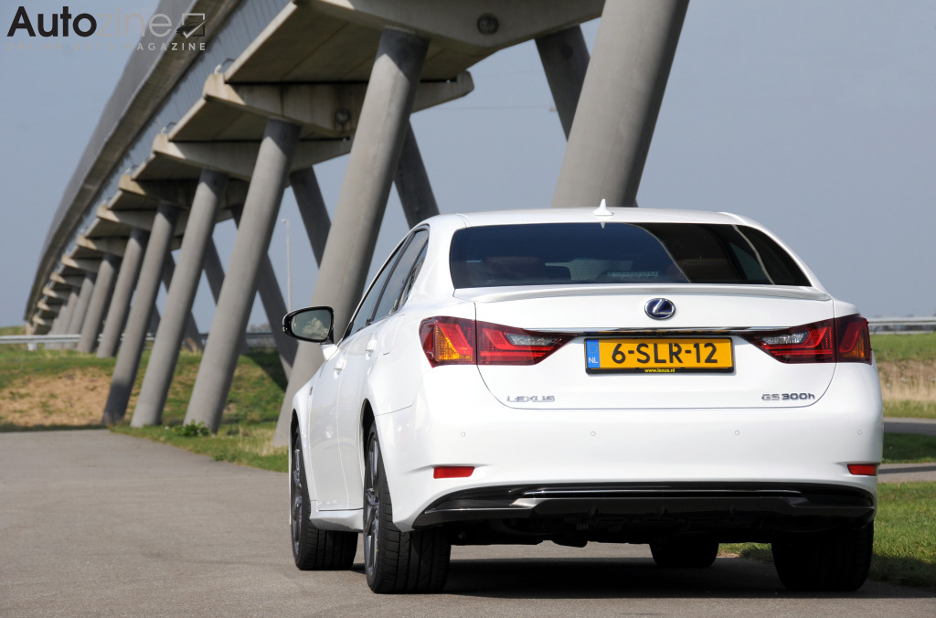 Lexus GS300h (Schuin achter)