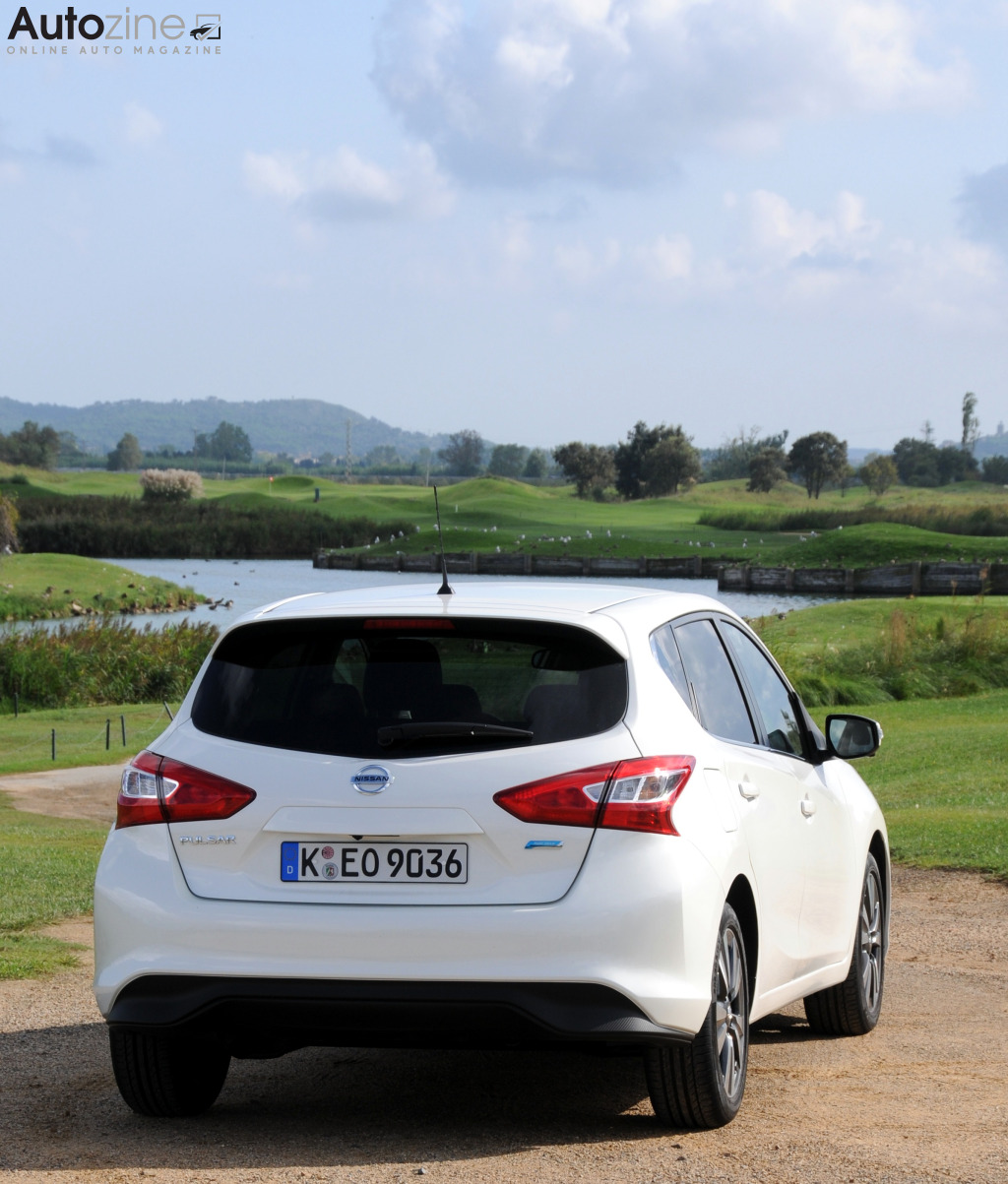 Nissan Pulsar (Schuin achter hoog)