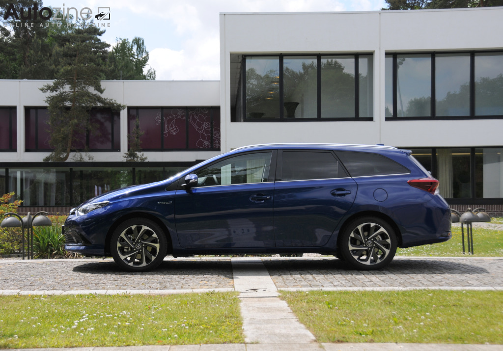 Toyota Auris TS (Zijkant)