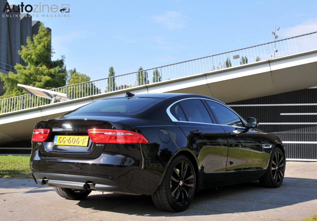 Jaguar XE (Schuin achter)