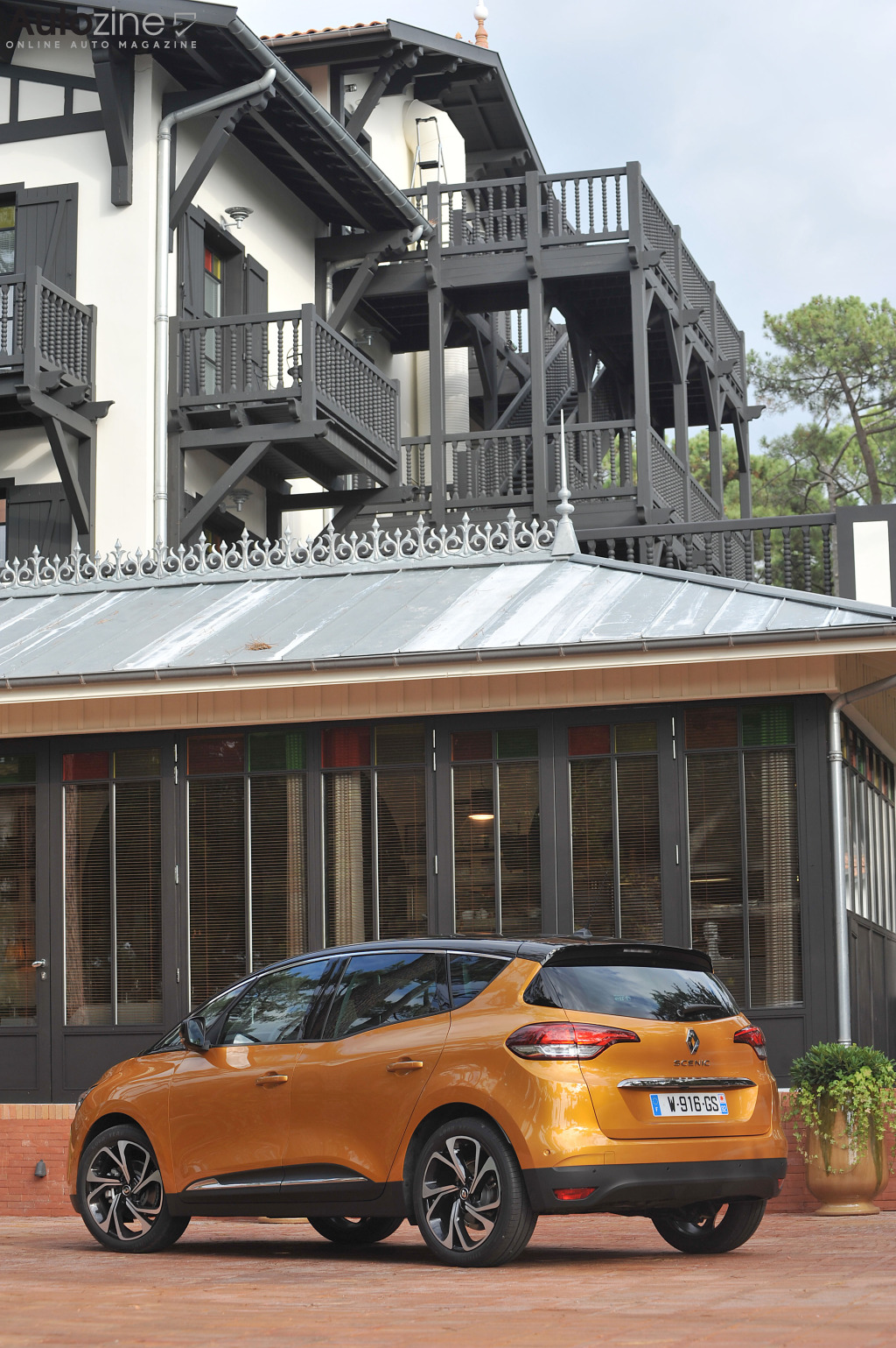 Renault Scenic (2016 - 2022) (Schuin achter hoog)