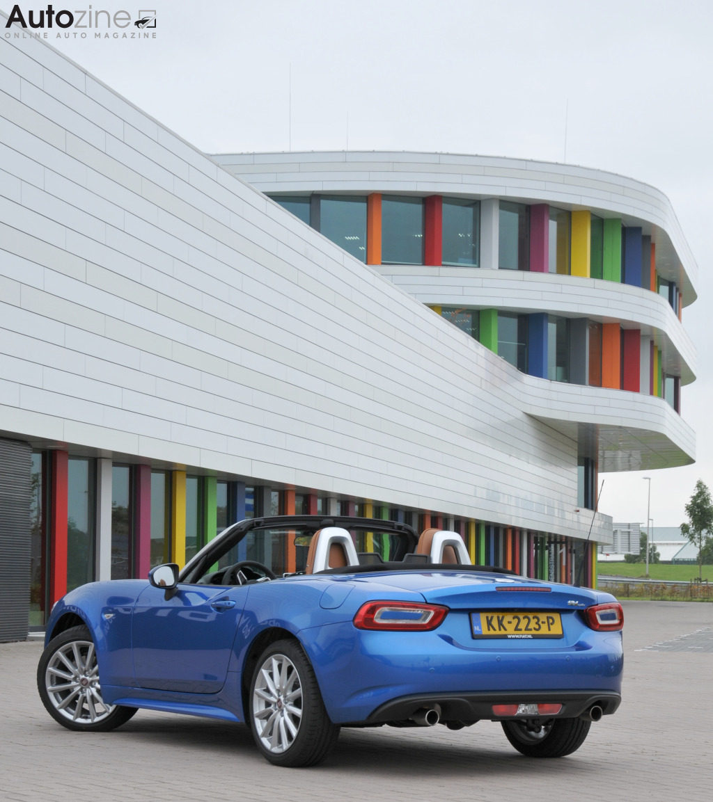 Fiat 124 Spider (Driekwart achter hoog)