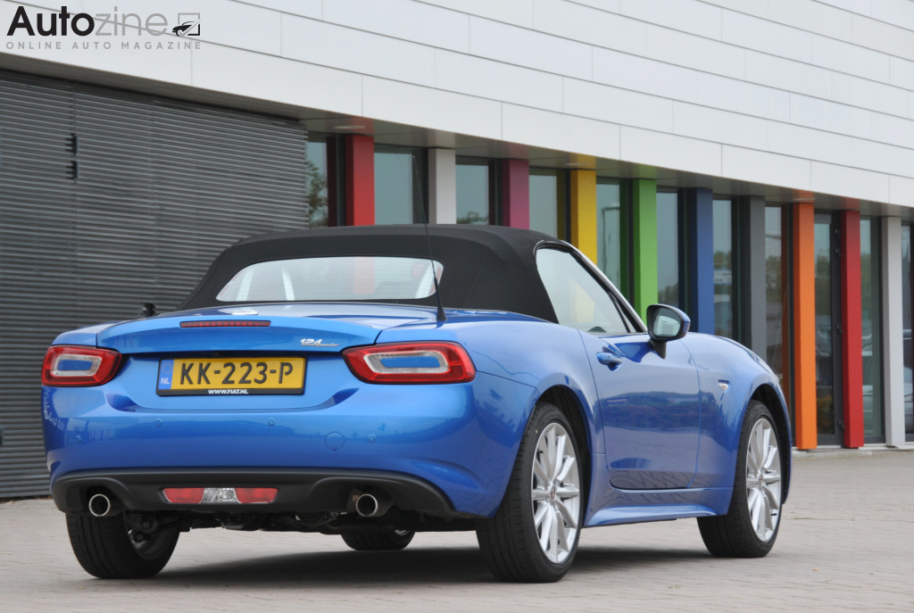 Fiat 124 Spider (Schuin achter)