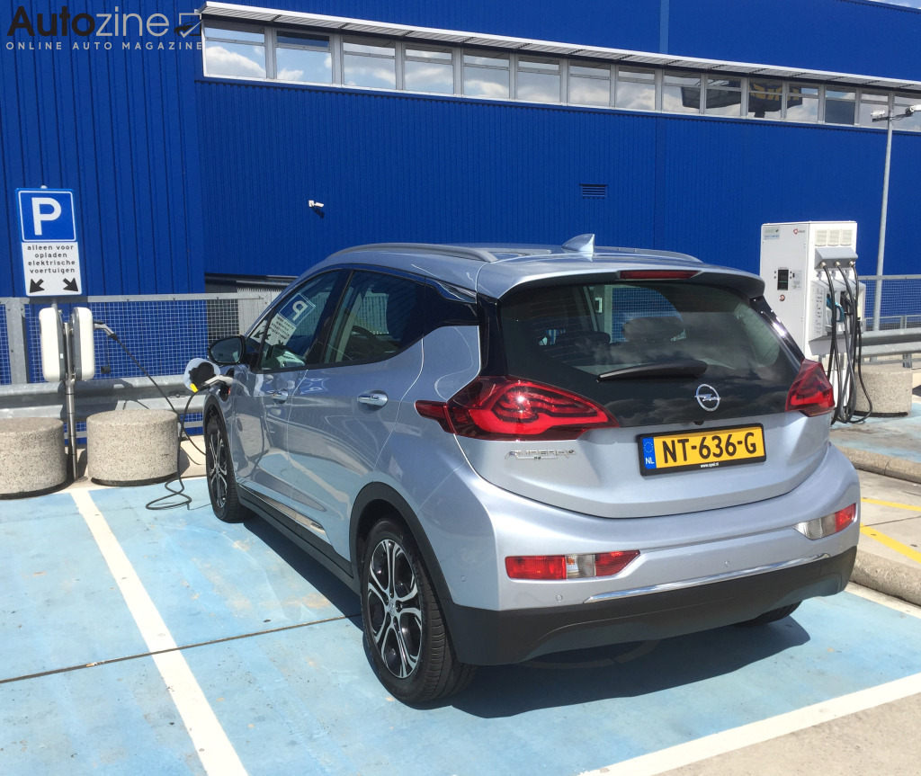 Handleiding voor elektrisch laden (Opel Ampera-e laden schuin achter)