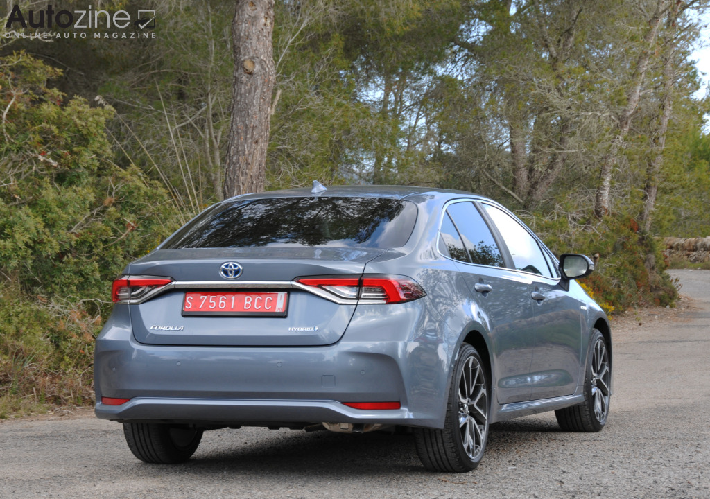 Toyota Corolla Sedan (Schuin achter)