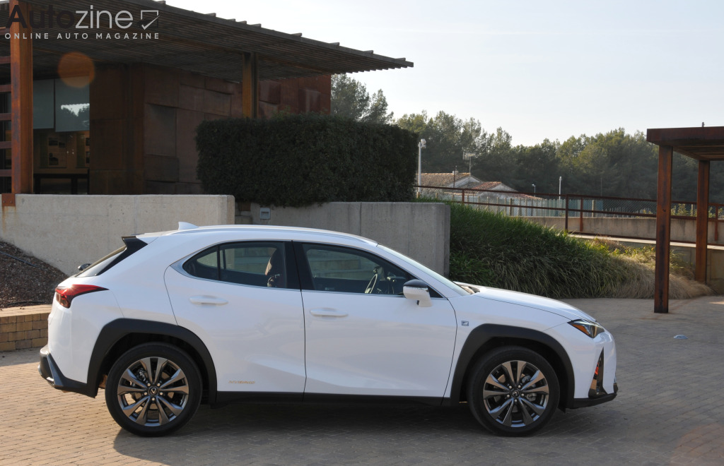 Lexus UX (Zijkant)