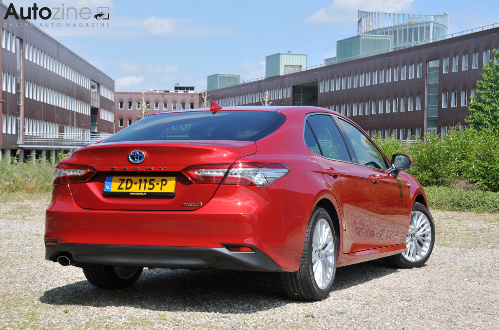 Toyota Camry (Driekwart achter)